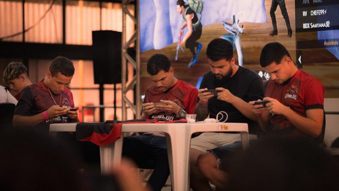 Framtiden för e-sport och dess påverkan på spelmarknaden illustration